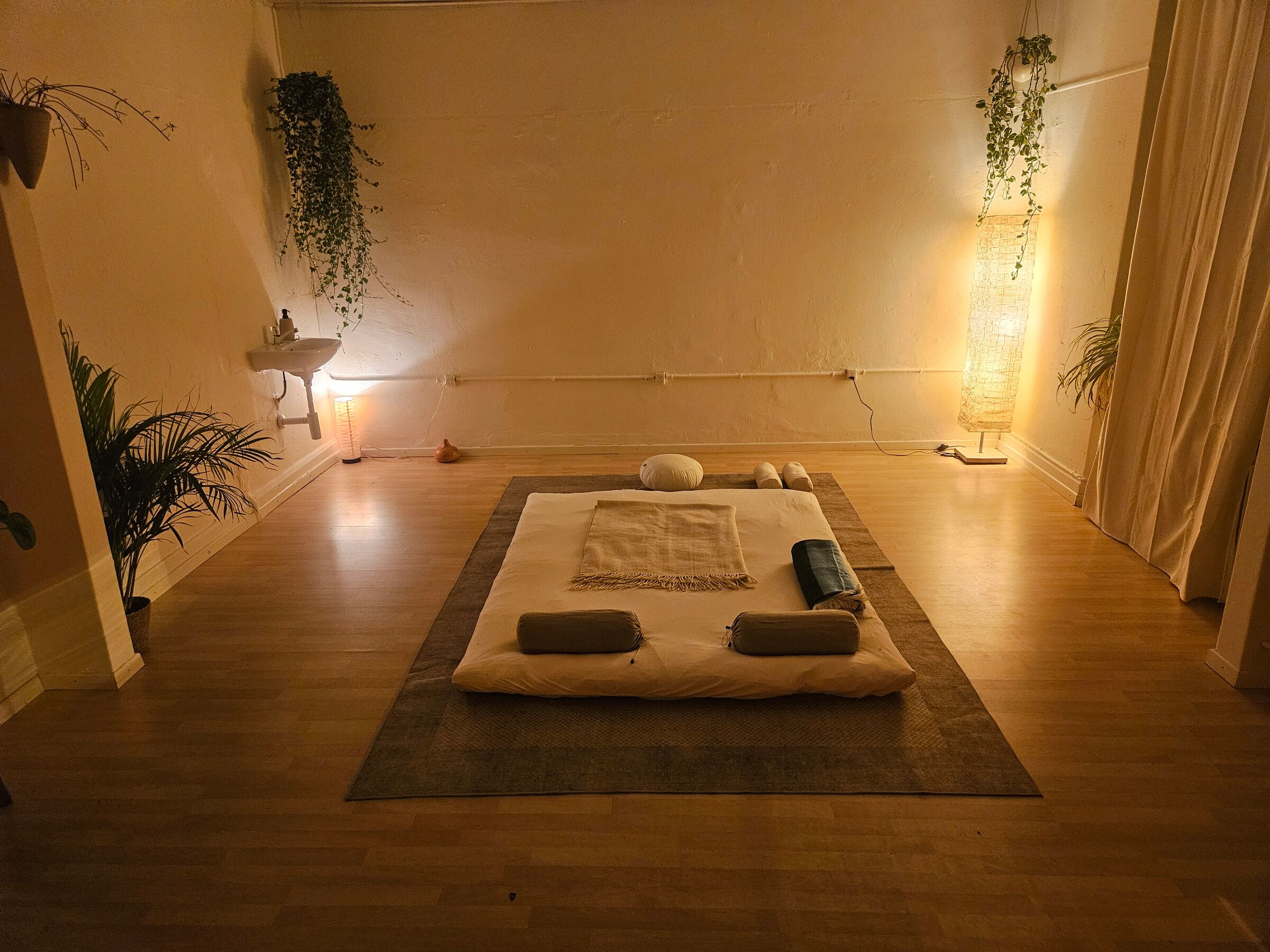 Subtiles Zen-Motiv mit Blättern