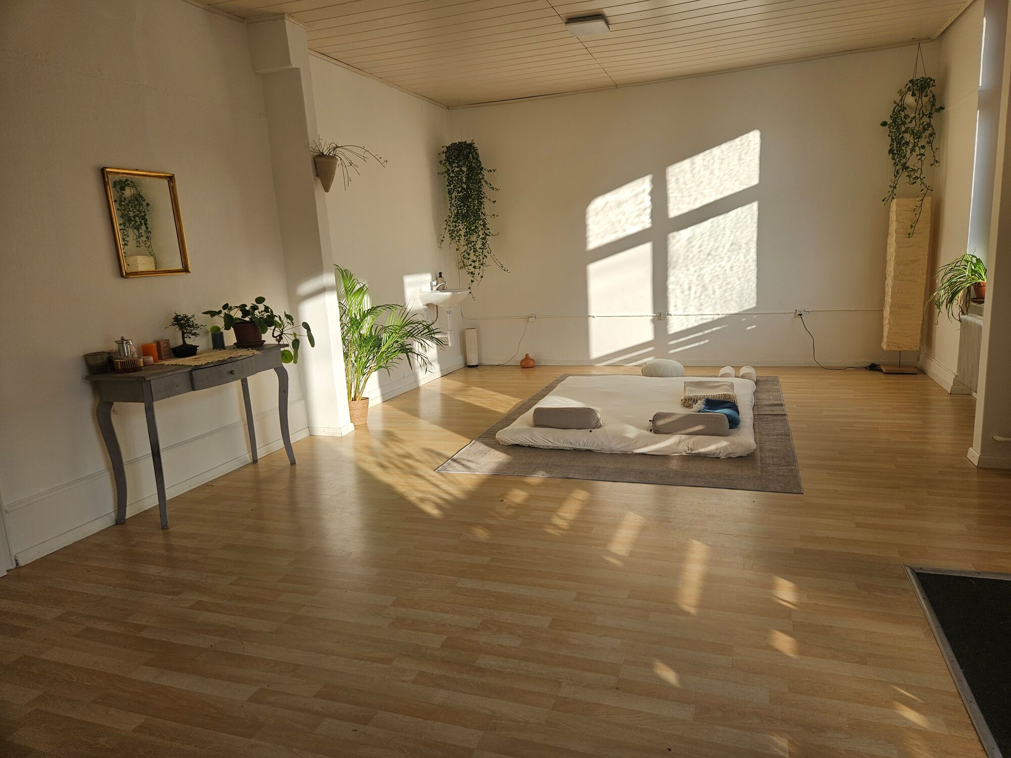 Zen-Interieur mit Blick in einen Garten
